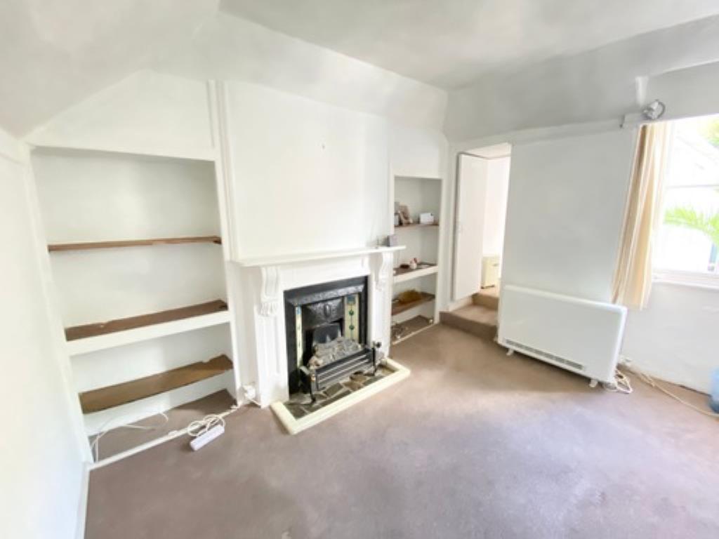 Lot: 130 - CHARACTER COTTAGE WITH GARDEN IN EXTREMELY SOUGHT AFTER LOCATION -